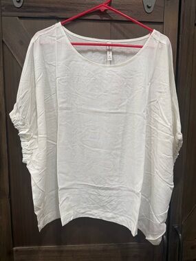 Lightweight 100% Rayon White Scoop-Neck Top